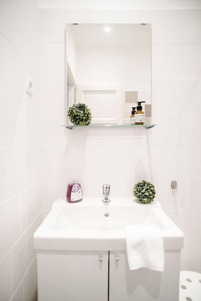 Cute, New And Modern Apartment In The Center Будапеща Екстериор снимка
